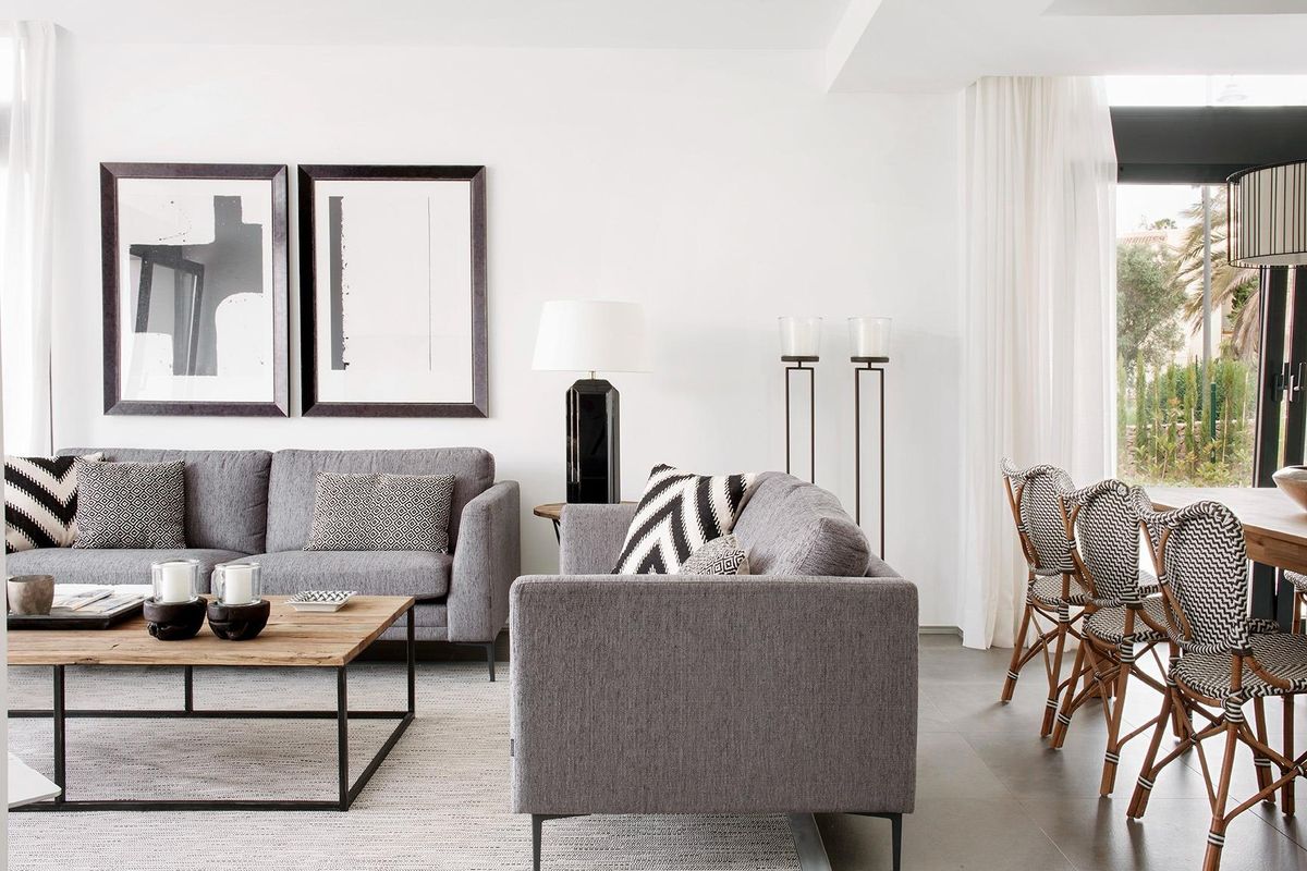 Stijlvolle woonkamer met moderne meubels in de 4-slaapkamer villa, La Manga Club, Costa Calida, Spanje.