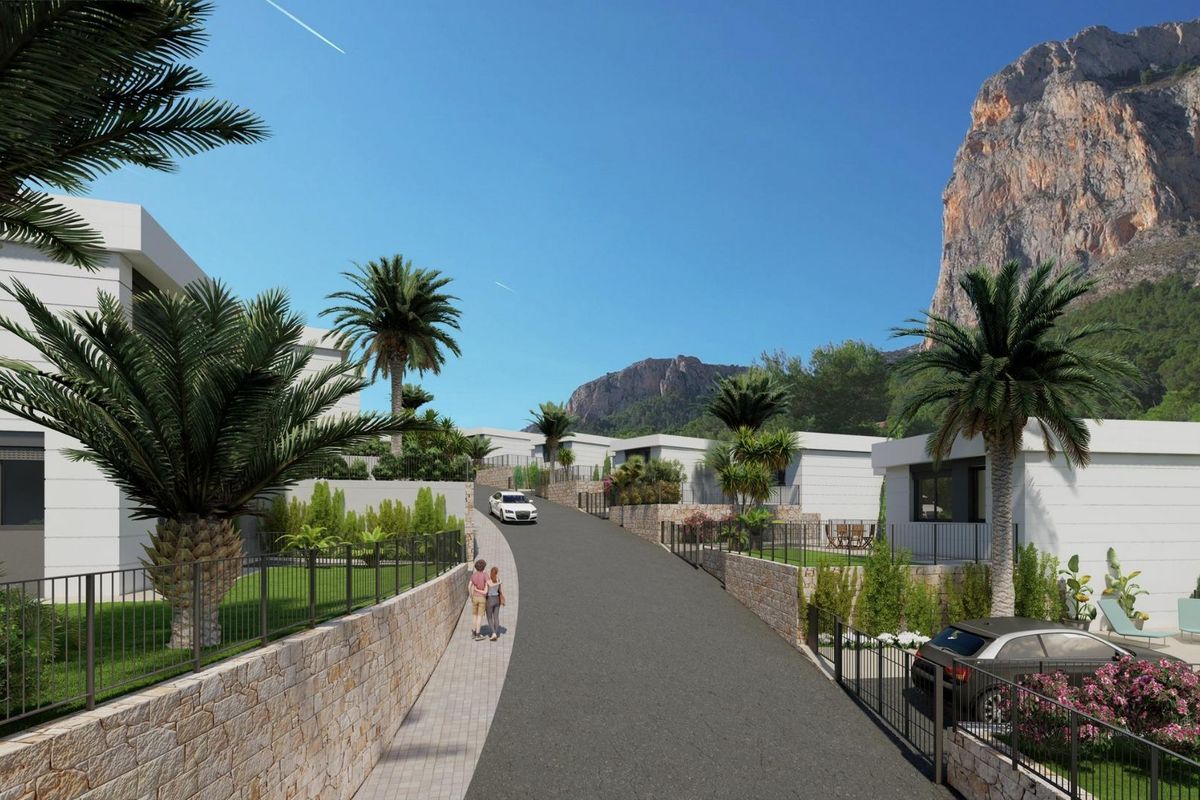 Stille woonstraat omzoomd met villa's en palmbomen in Polop, Costa Blanca Noord.