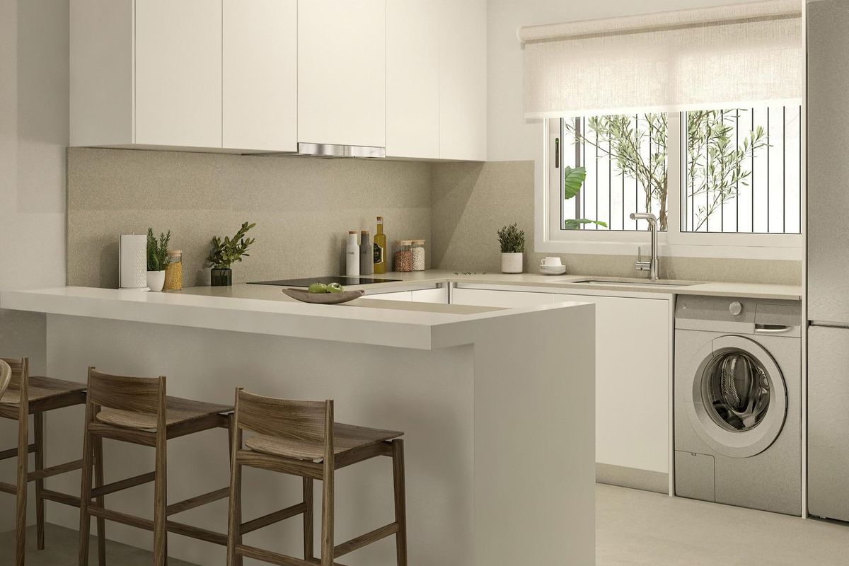 Moderne keuken met witte kasten in een drie-slaapkamers rijtjeshuis in Monforte del Cid, Costa Blanca Zuid.