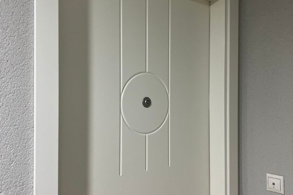 Moderne voordeur van een 3-slaapkamer penthouse in Calpe, met een uniek ontwerp en ruime uitstraling.