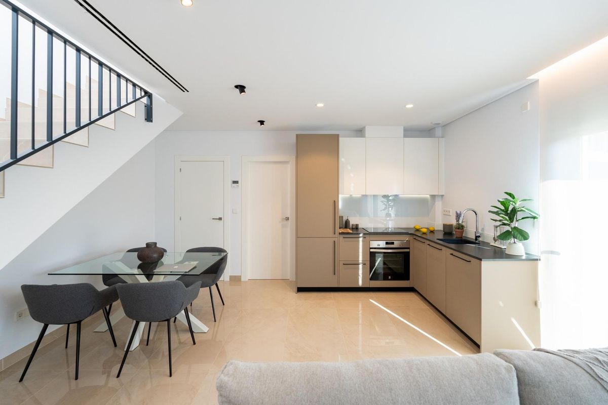 Moderne keuken met eetruimte in een 3-slaapkamer town house, Gran Alacant, Costa Blanca Zuid, Spanje.