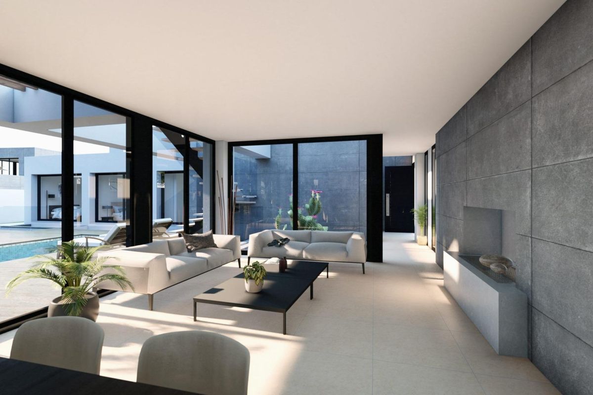 Gezellige woonkamer in de villa in Mijas, met moderne meubels en uitzicht op het terras en zwembad.