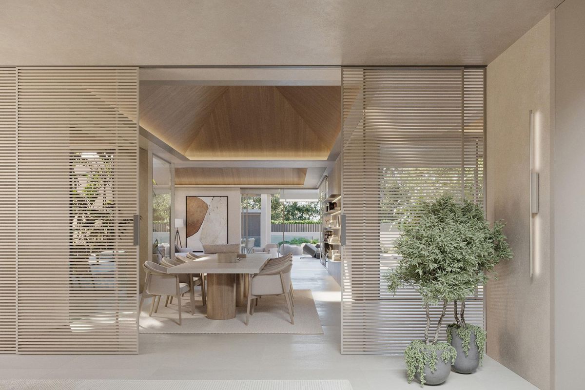 Heldere entree die de eetruimte en weelderige buitenzicht van de 5-slaapkamer villa in Marbella toont.