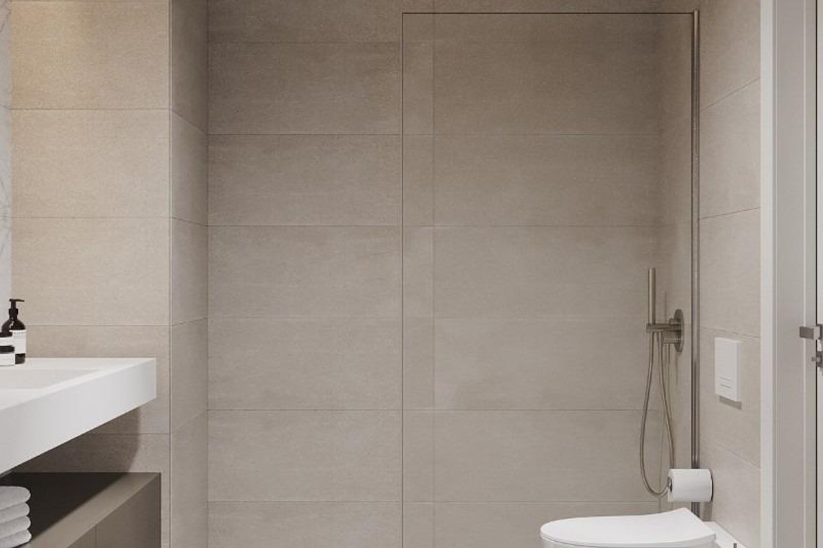 Contemporain douche ruimte met moderne armaturen, die netheid en stijl toont in Estepona, Costa del Sol.