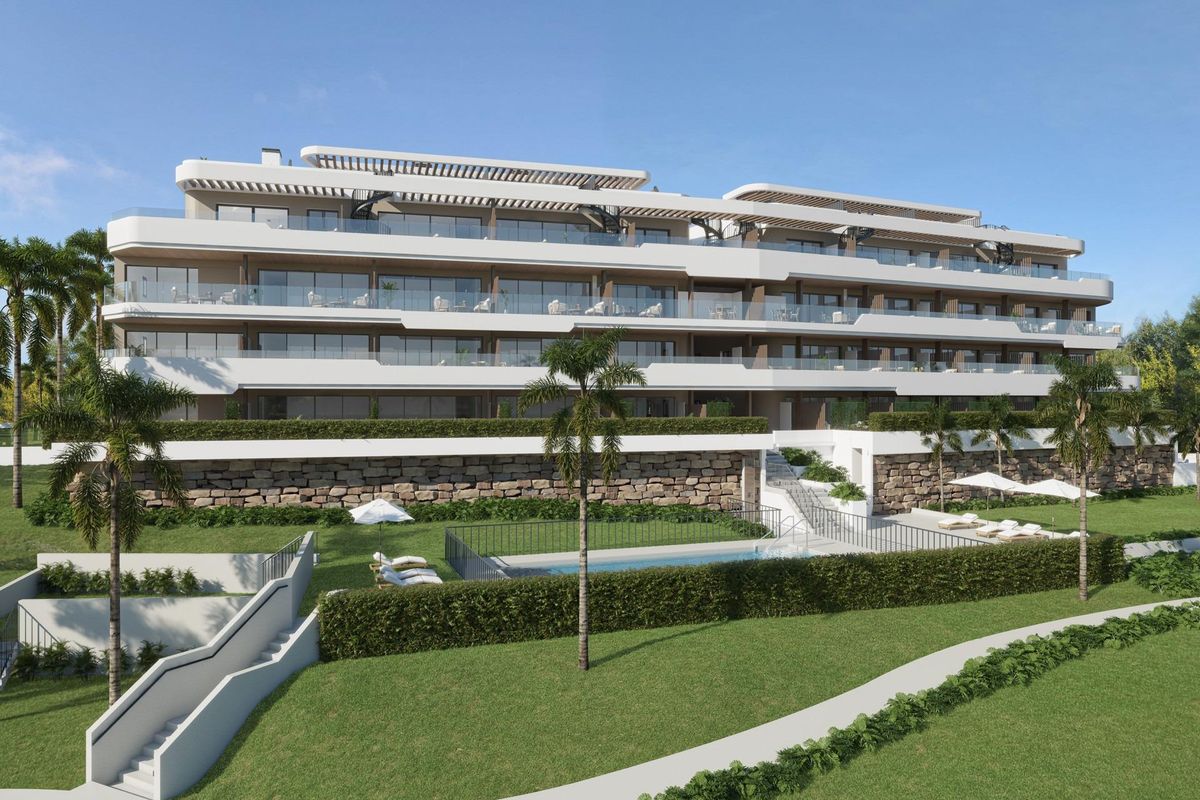 Vooraanzicht van het moderne gebouw met aangelegde tuinen in Manilva, Costa del Sol.