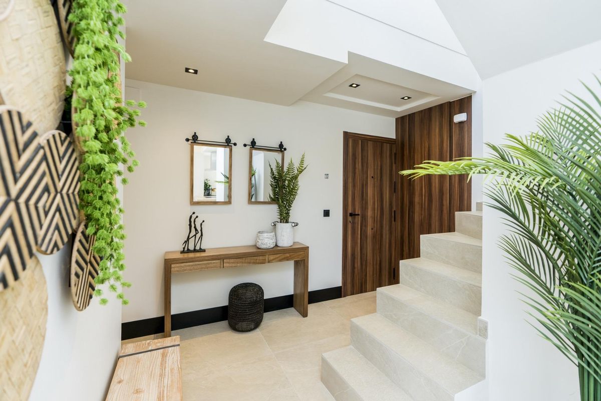 Verwelkomende entree van een 3-slaapkamer penthouse in Marbella, met een modern ontwerp en stijlvolle decoratie.