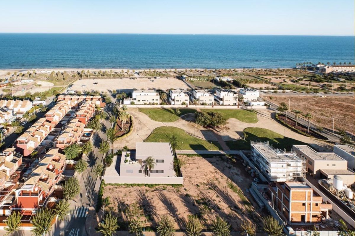 Luchtfoto van een moderne 5-slaapkamer villa in Pilar de La Horadada met zeetoegang.