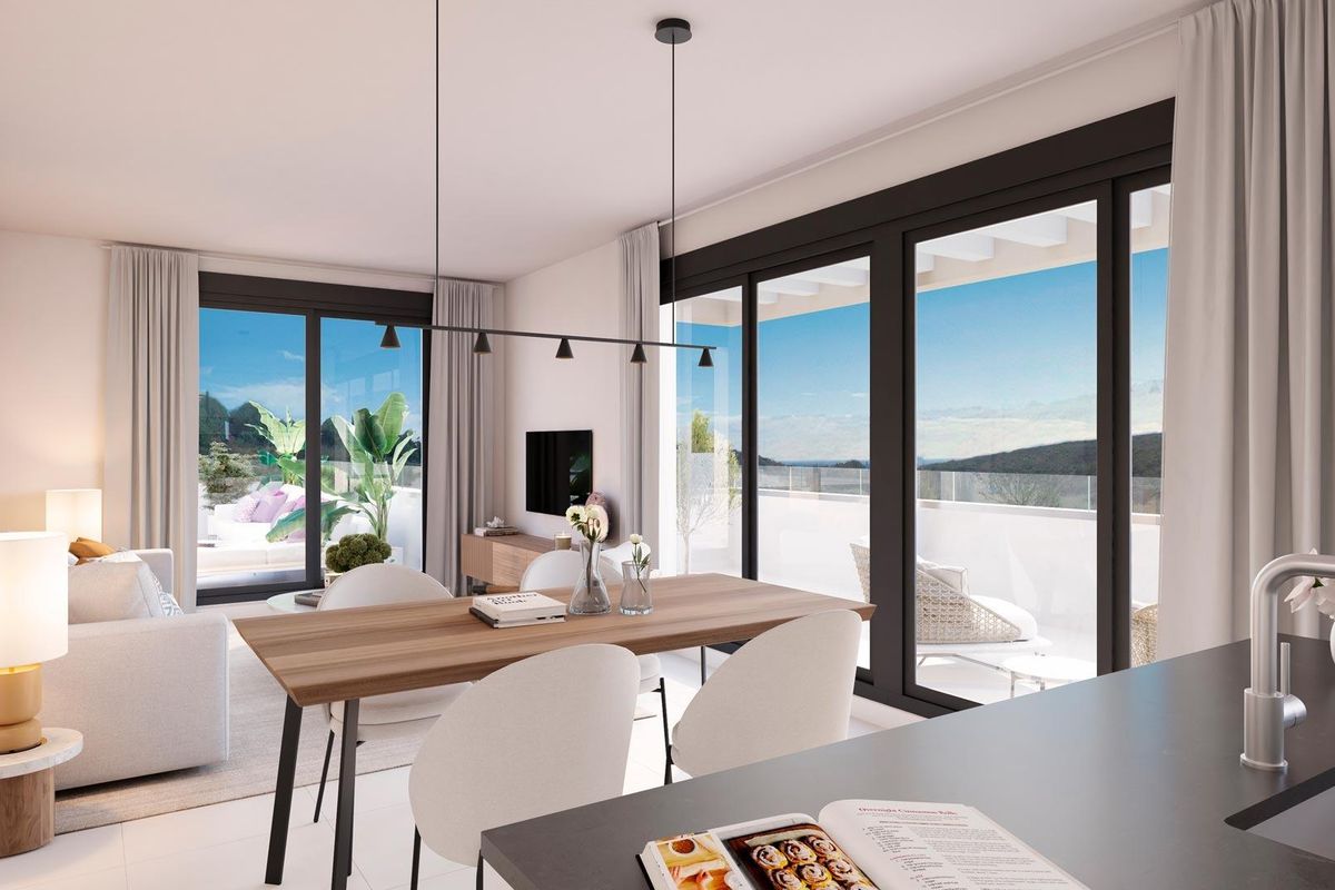 Eetgedeelte met uitzicht vanaf de keuken, een lichte ruimte in het appartement op de begane grond in Casares.