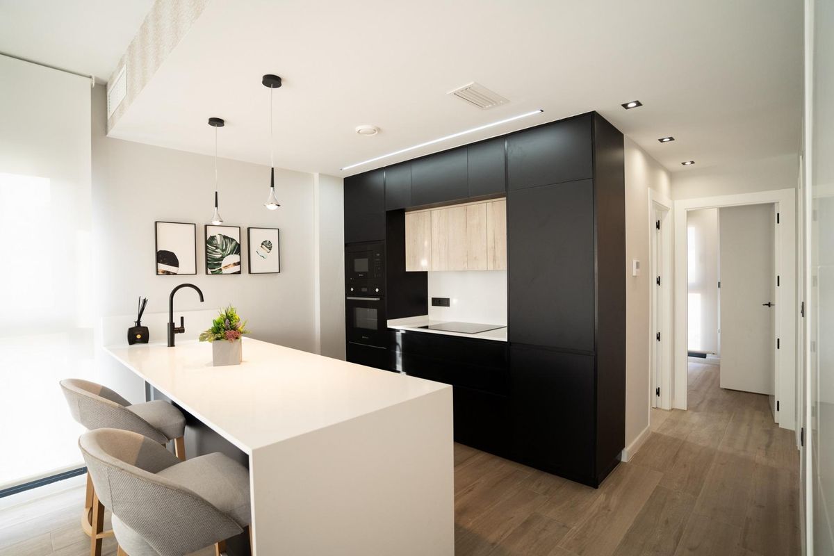 Strakke keukenontwerp in een modern 3-slaapkamer herenhuis in Orihuela Costa, uitgerust met trendy apparaten.