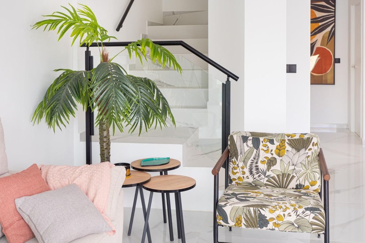 Chique zithoek naast een trap in een villa, met planten en moderne decoratie in San Pedro del Pinatar.