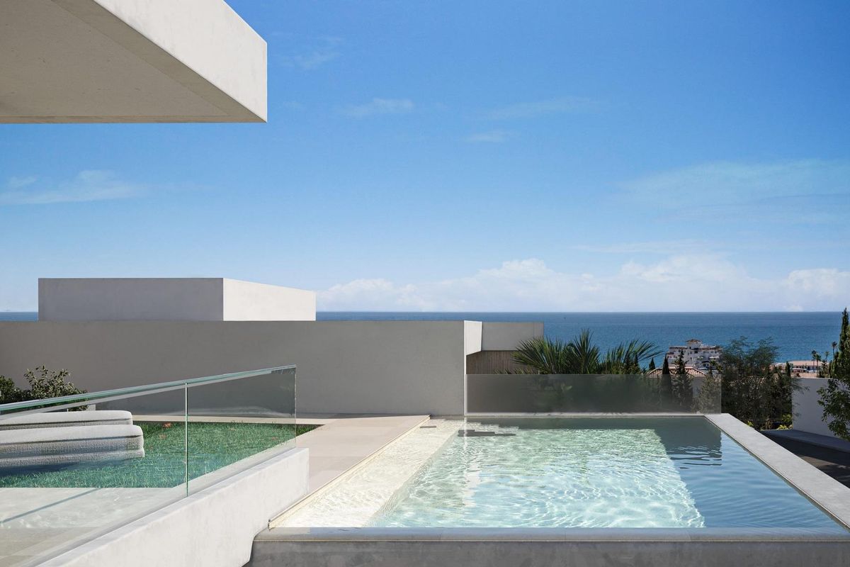 Villa zwembadgebied in Estepona, met een serene infinity pool en uitzicht op de oceaan.