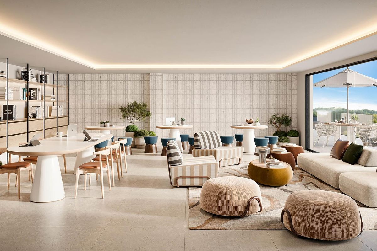 Chique gemeenschappelijke lounge in het penthouse, ontworpen voor sociale contacten met uitzicht in Marbella.
