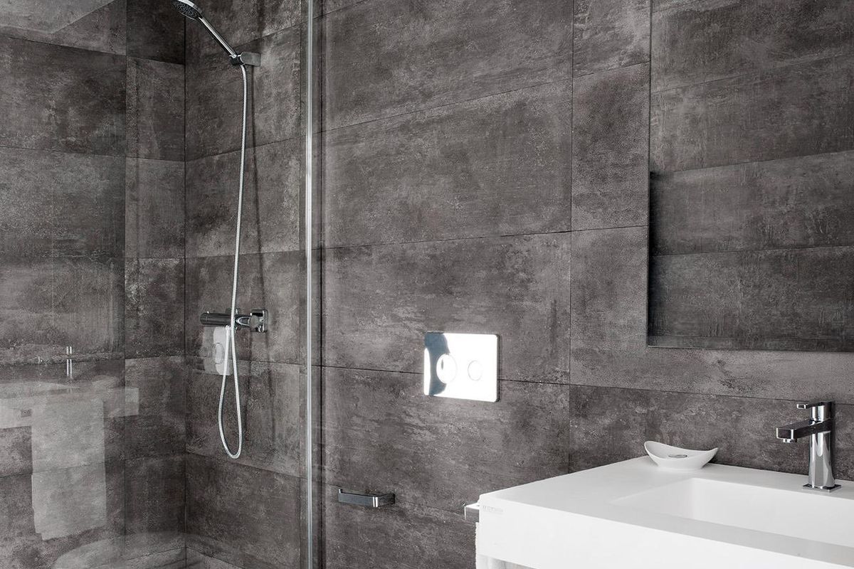 Moderne badkamer met inloopdouche en stijlvolle afwerking in een villa in La Manga Club.