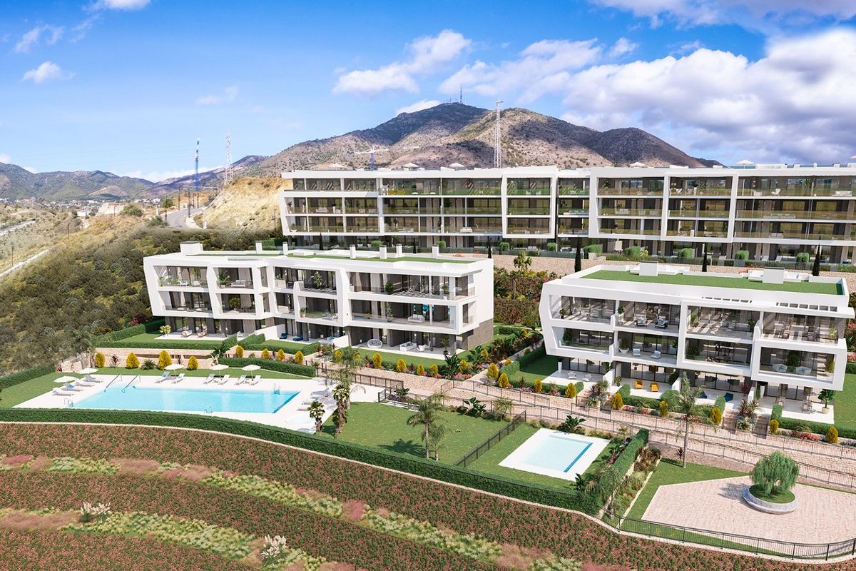 Buitenzicht van een modern wooncomplex met landscaping en zwembad in Fuengirola, Costa del Sol.