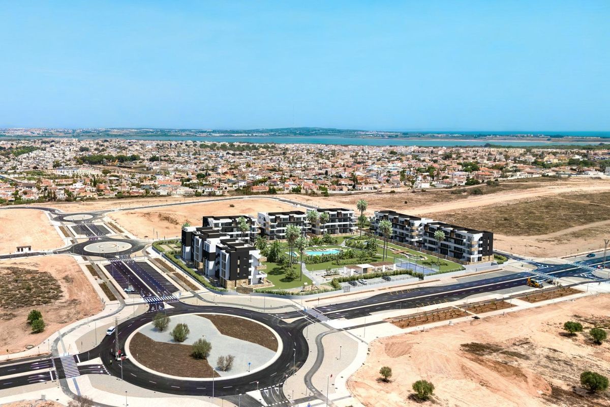 Brede luchtfoto van het woongebied met straten en omliggend landschap bij Torrevieja, Spanje.