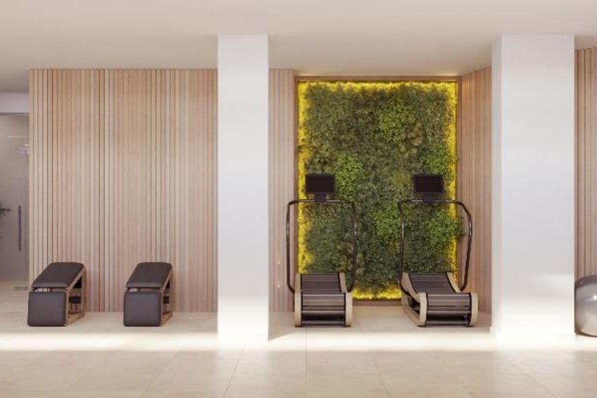 Stijlvol fitnessgebied in een penthousegebouw in Fuengirola, uitgerust met moderne fitnessapparatuur.