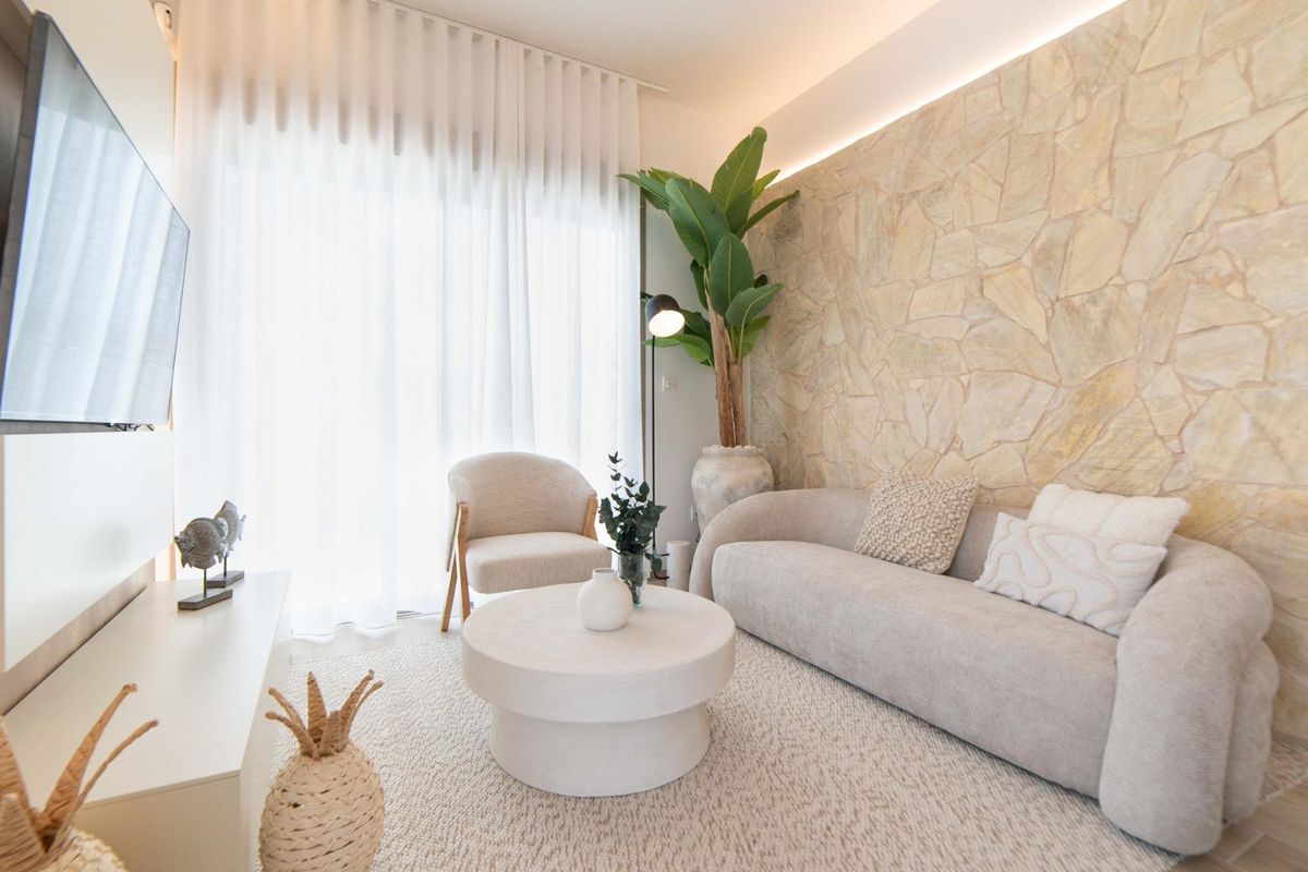 Elegante woonkameropstelling in de villa in Rojales, versierd met natuurlijke decoratie en grote ramen.