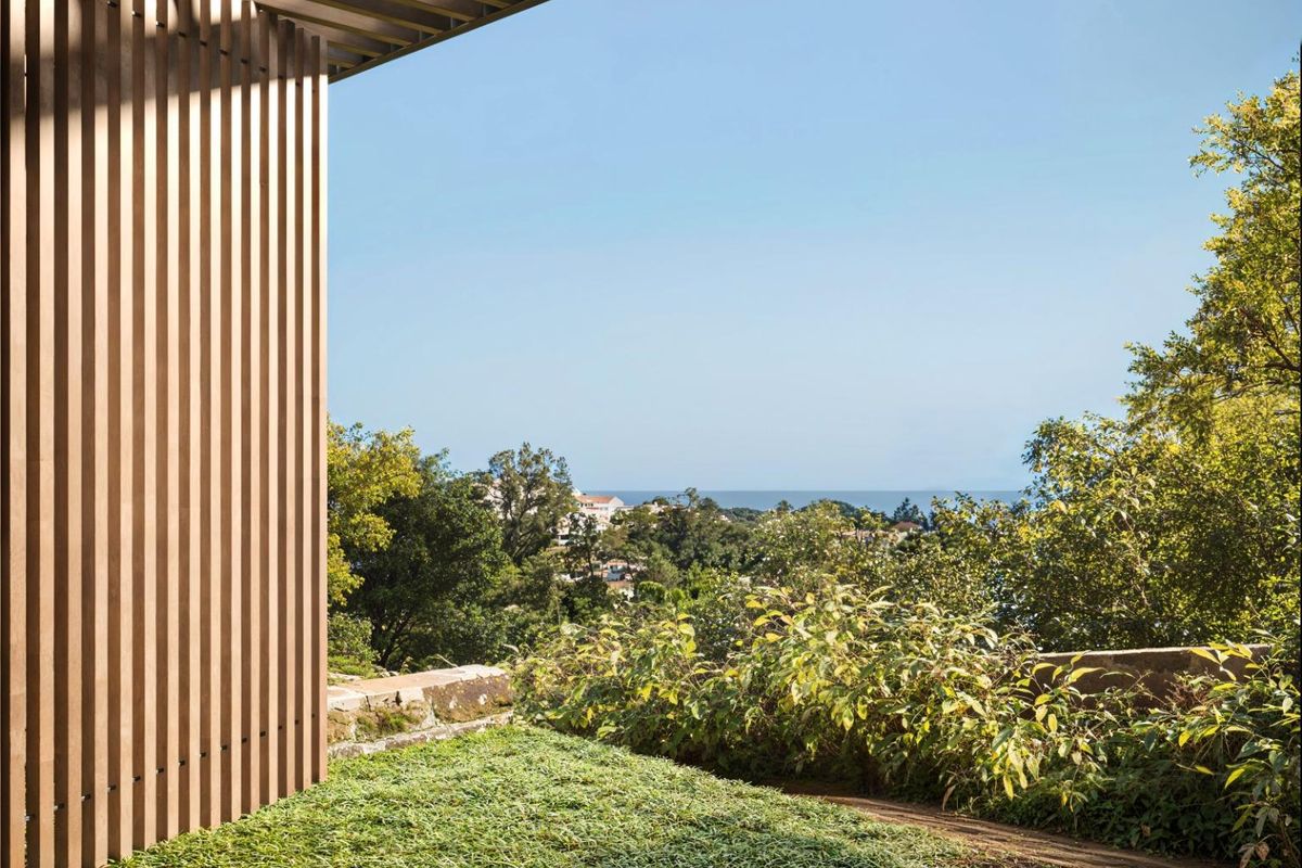 Terras uitzicht met weelderig groen en een verre zeezicht vanuit de 4-slaapkamer villa in Marbella.
