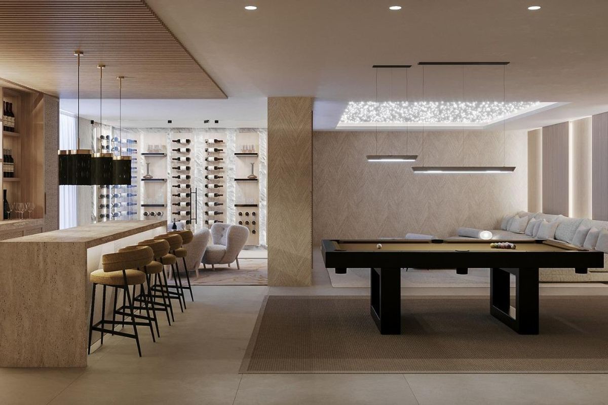 Chique entertainmentruimte met een bar en lounge, deel van een 5-slaapkamer villa ontworpen voor ontspanning in Marbella.