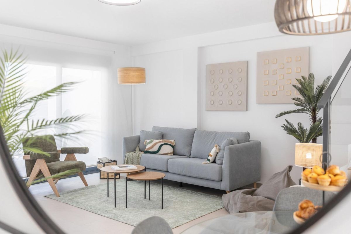 Charmante kijk op de woonkamer in een 4-slaapkamer town house in Rafal, met elegante meubels en decor.