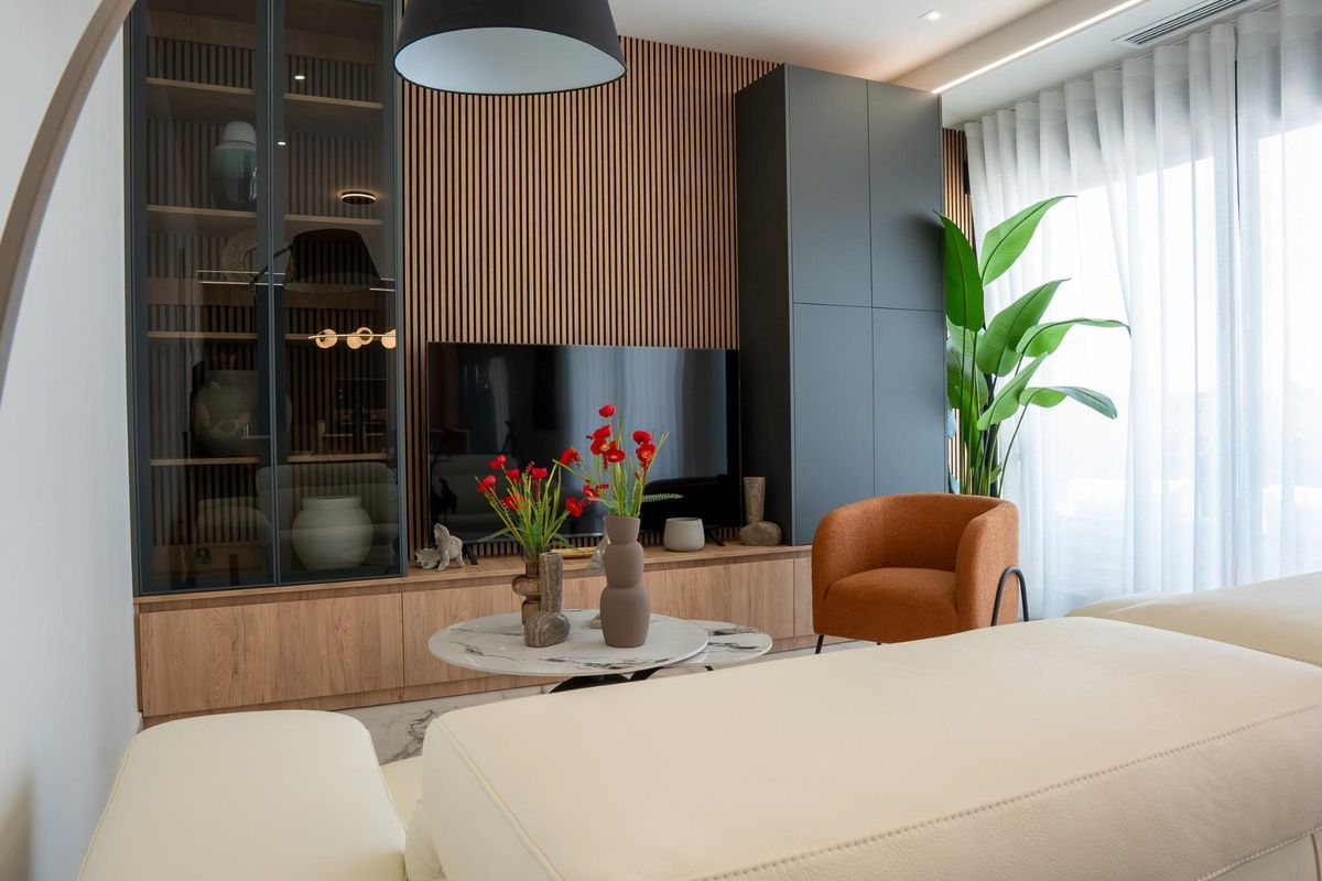 Stijlvolle inrichting en grote ramen in een woonkamer, onderdeel van een 3-slaapkamer villa in Ciudad Quesada.