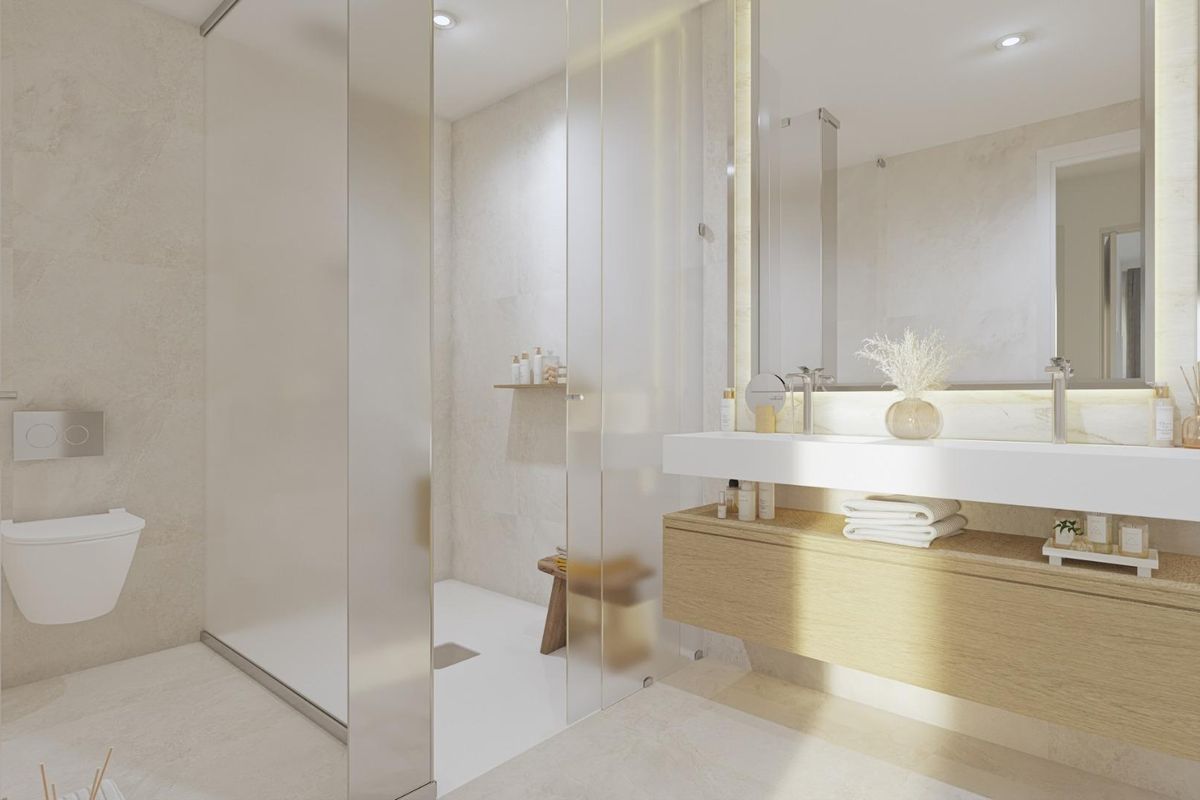 Moderne badkamer met glazen douche en stijlvolle wastafel in een 3-slaapkamer woning, Fuengirola, Costa del Sol.