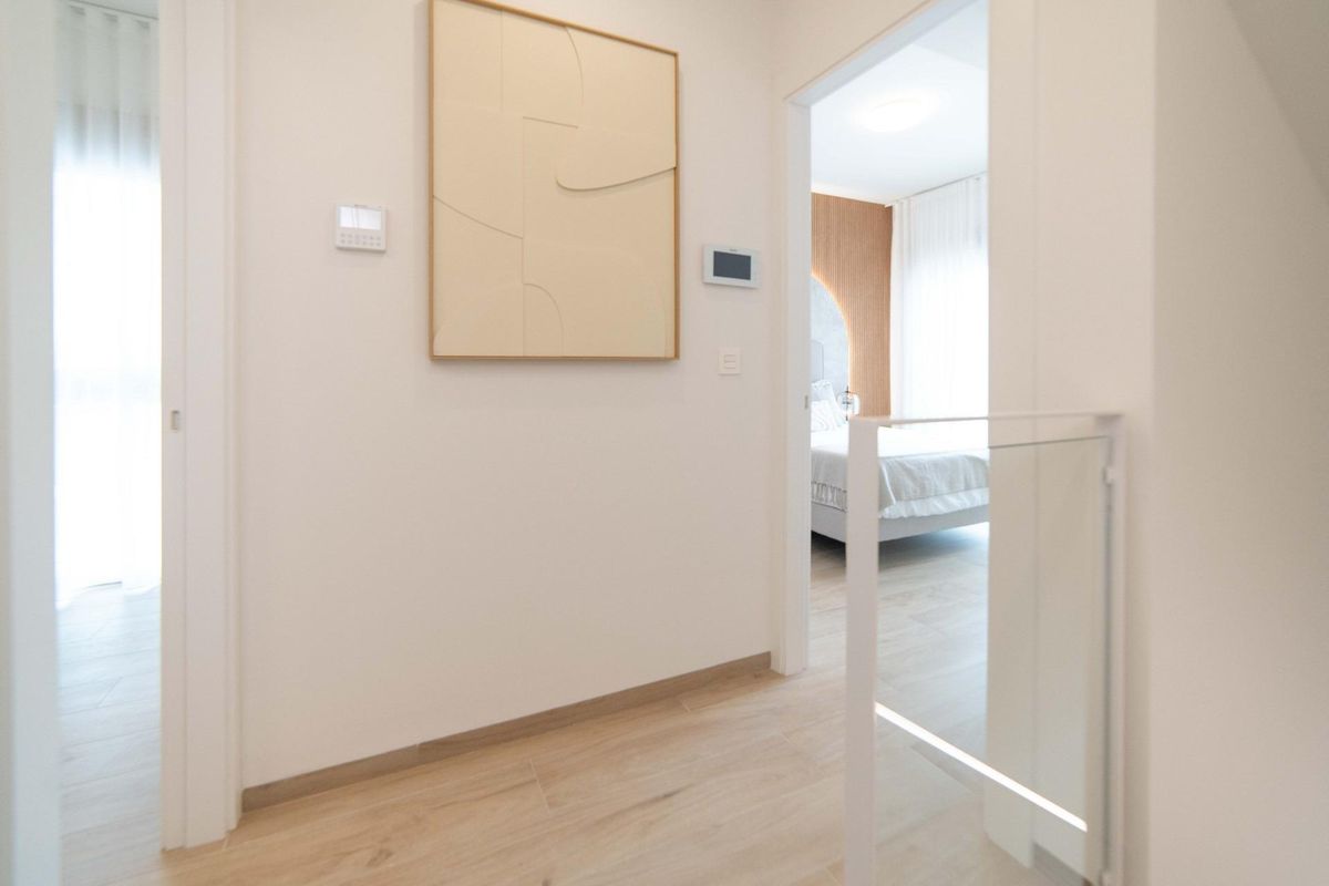 Moderne gang naar een heldere slaapkamer in een 3-slaapkamer villa, Rojales, met minimalistische designelementen.