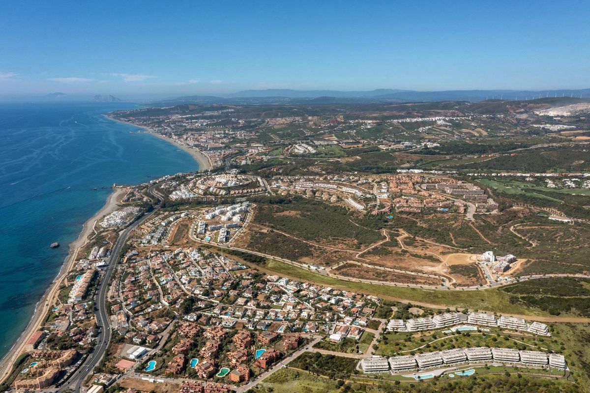 Luchtfoto van de kustlijn van Estepona met het appartementencomplex en de omliggende gebieden.