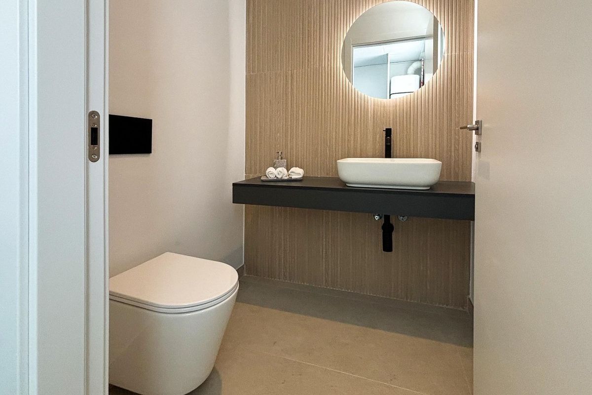 Elegante gastenbadkamer met moderne wastafel en toilet in een villa in Polop, Costa Blanca Noord, Spanje.