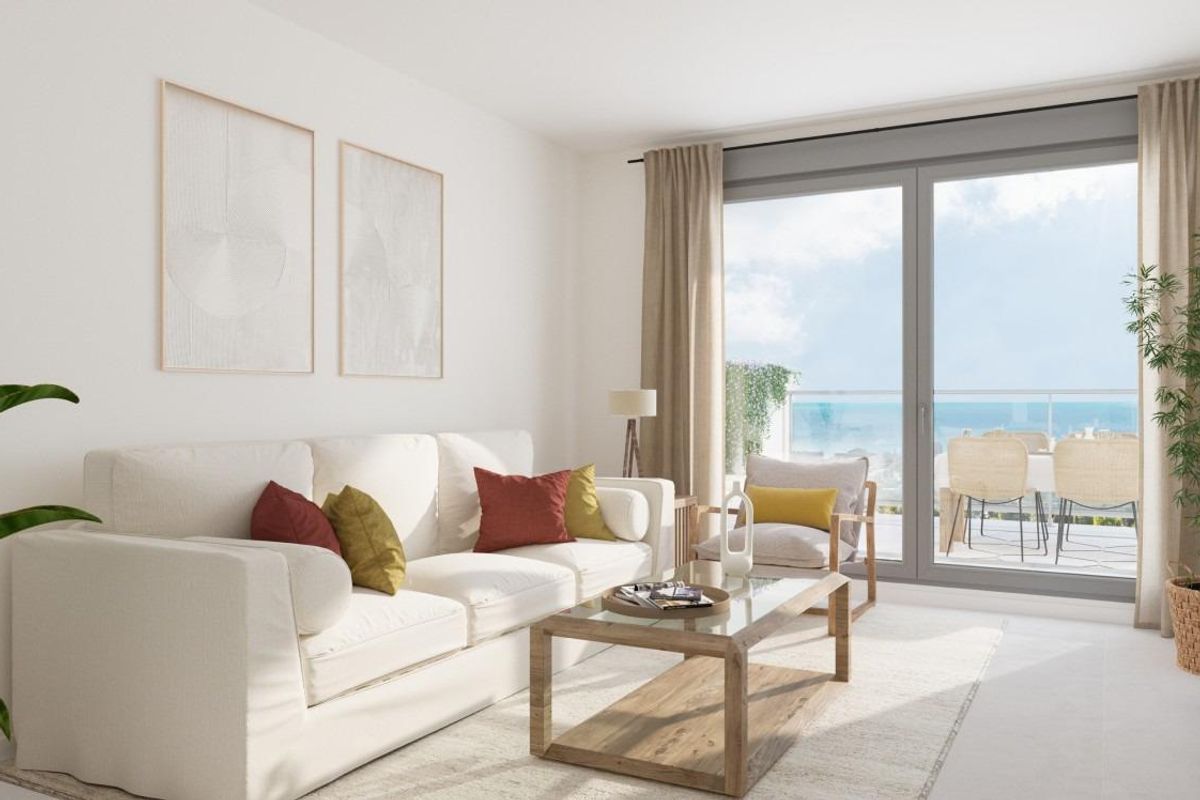 Lichte woonkamer in het penthouse met modern interieur en zeezicht in Benalmádena, Costa del Sol.