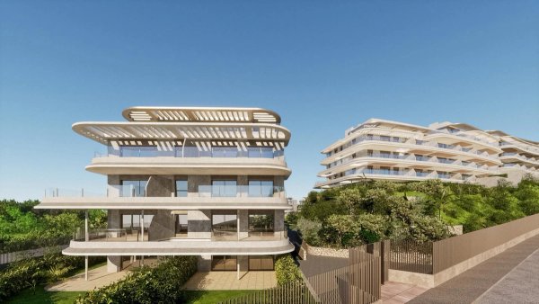 Moderne buitenkant van een 2-slaapkamerappartement in Mijas, Costa del Sol, met groene omgeving.