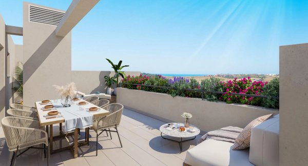 Penthouse terras met eettafel en uitzicht op zee in Estepona, Costa del Sol.