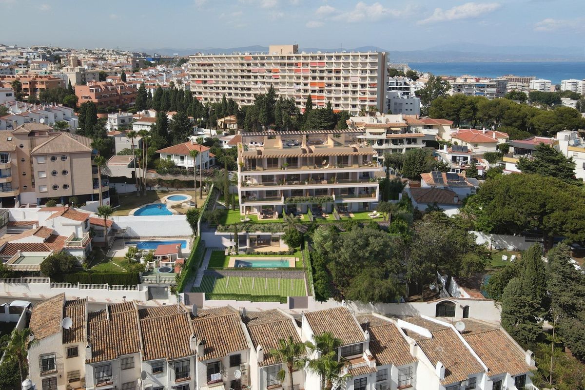 Luchtfoto van een nieuw appartementencomplex in Torremolinos met tuinen en nabijgelegen woongebieden.