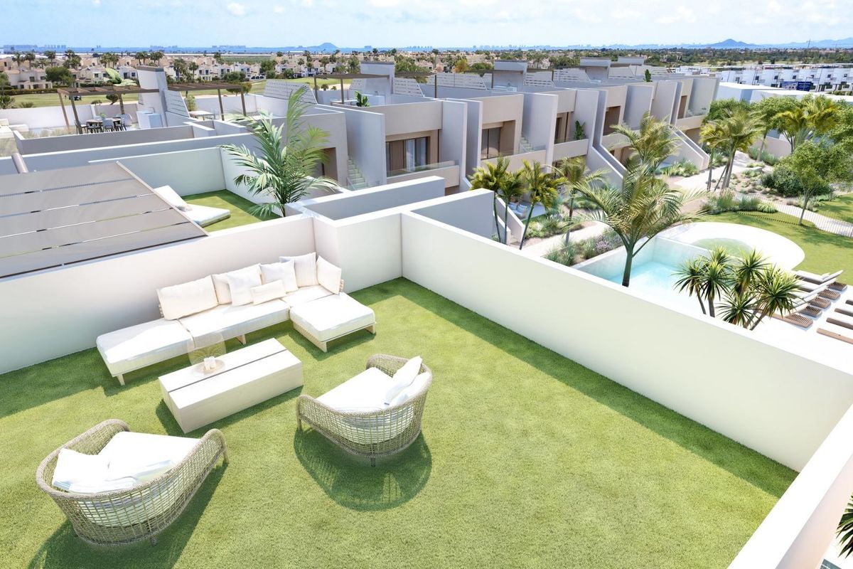 Privéterras van het begane grond appartement met zitgelegenheid en uitzicht op de tuin in San Javier.