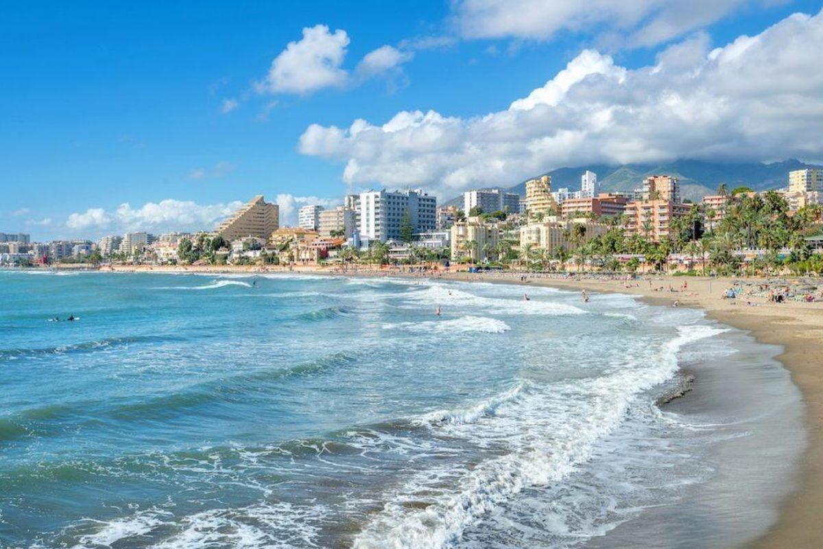 Mooie strand in Benalmádena, met zonaanbidders die genieten van de zon en de golven.