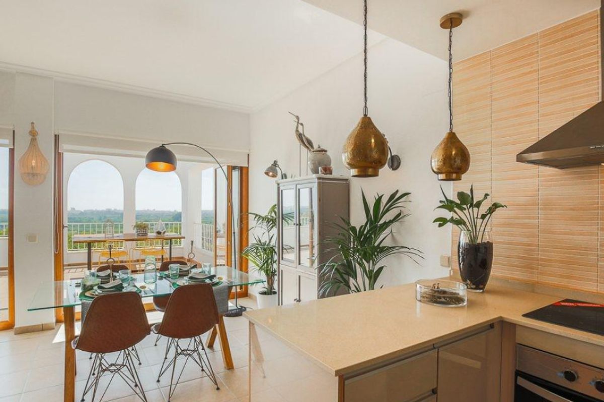 Chique keuken uitgerust met stijlvolle armaturen, open naar de eetruimte in Xeresa, 1-slaapkamer appartement.