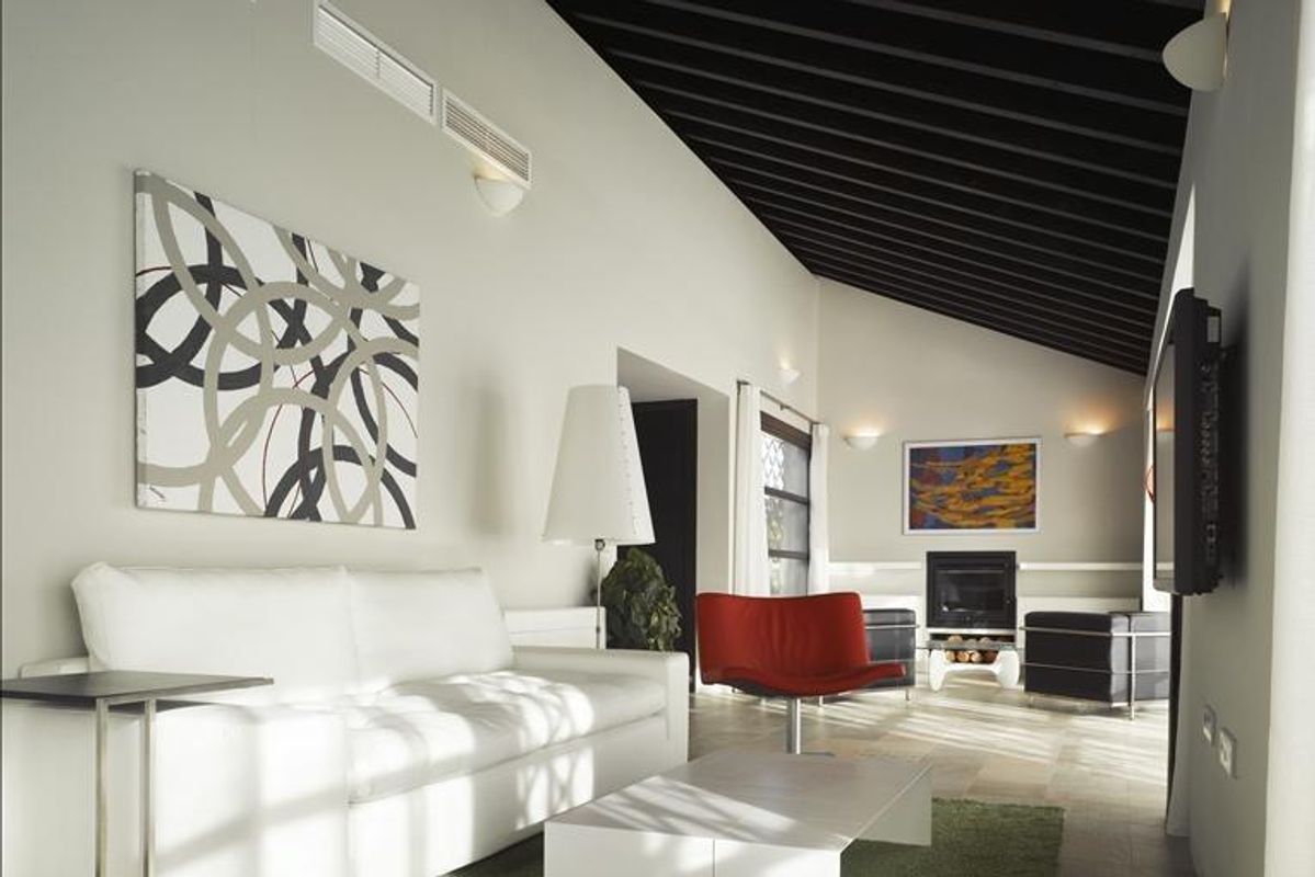 Gezellige woonkamer in de villa in Sucina, met moderne meubels en een lichte sfeer.