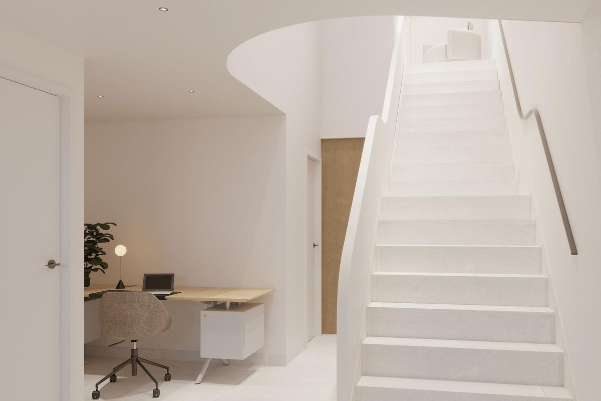 Heldere trap die naar de bovenverdieping leidt in een Torrevieja appartement met werkruimte beneden.
