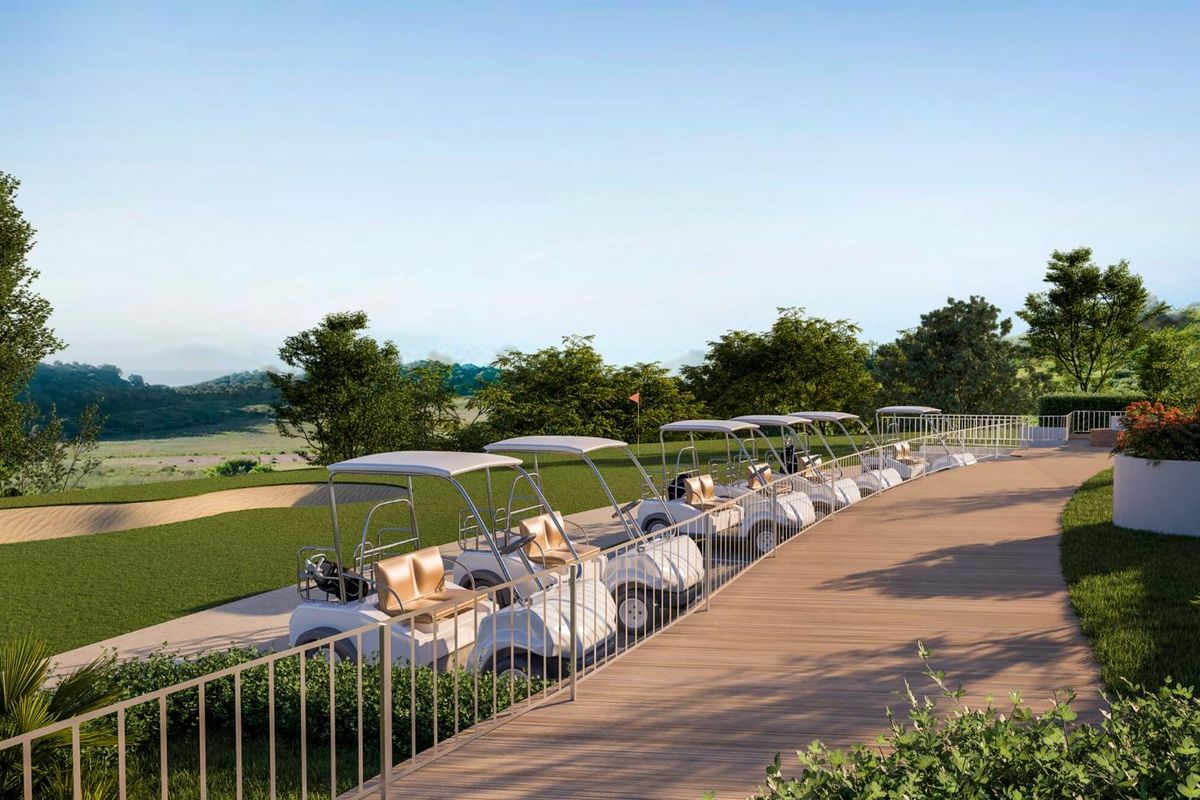 Pad naar golfkarren in een groen landschap nabij Estepona, perfect voor buitenactiviteiten.