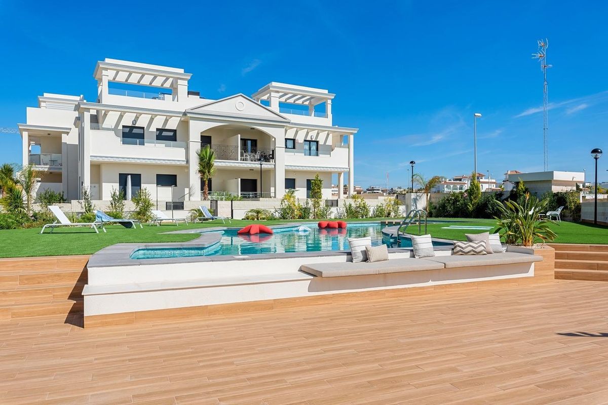 Stijlvol leefgebied van het appartement in Rojales met uitzicht op de pool en tuin.