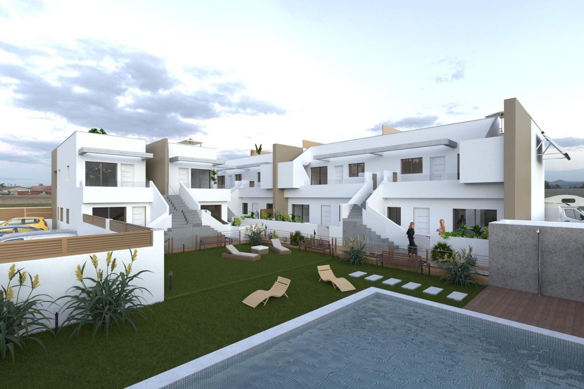 Buitenzicht op een modern appartementengebouw met twee slaapkamers en een zwembad in Pilar de La Horadada, Costa Blanca Zuid.
