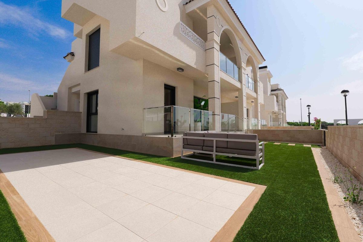 Begane grond terras met zitgedeelte bij het appartement in Rojales, Costa Blanca Zuid, Spanje.