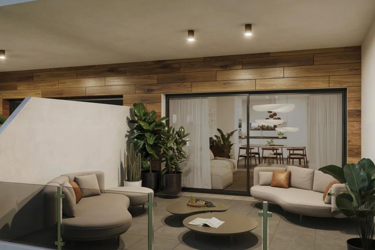 Gezellige terrassruimte met stijlvolle zitplaatsen en groen, verbonden aan een penthouse in Villajoyosa, Costa Blanca.