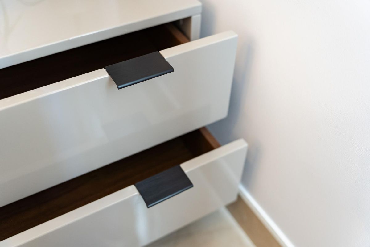 Close-up van stijlvolle ladehandgrepen in de keuken van een town house in Gran Alacant, Costa Blanca Zuid.