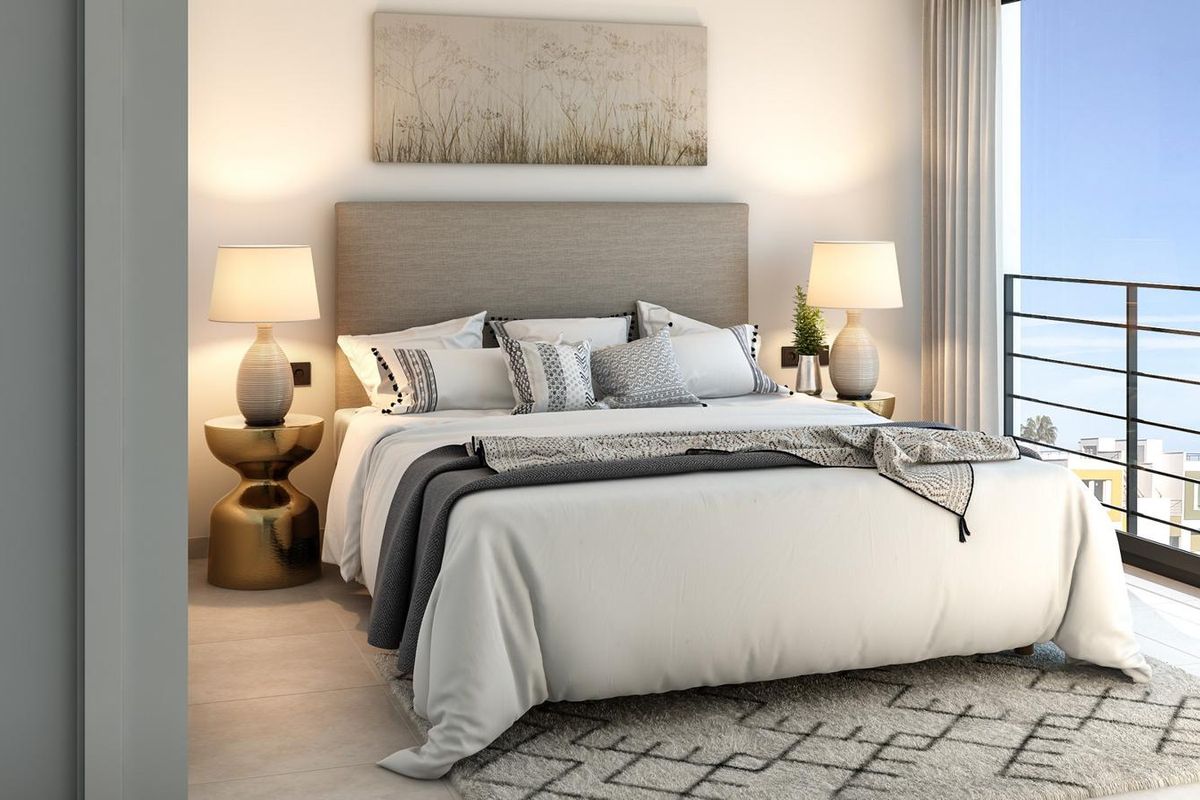 Elegante master slaapkamer in een villa in Denia, compleet met stijlvolle meubels en een privébalkon.