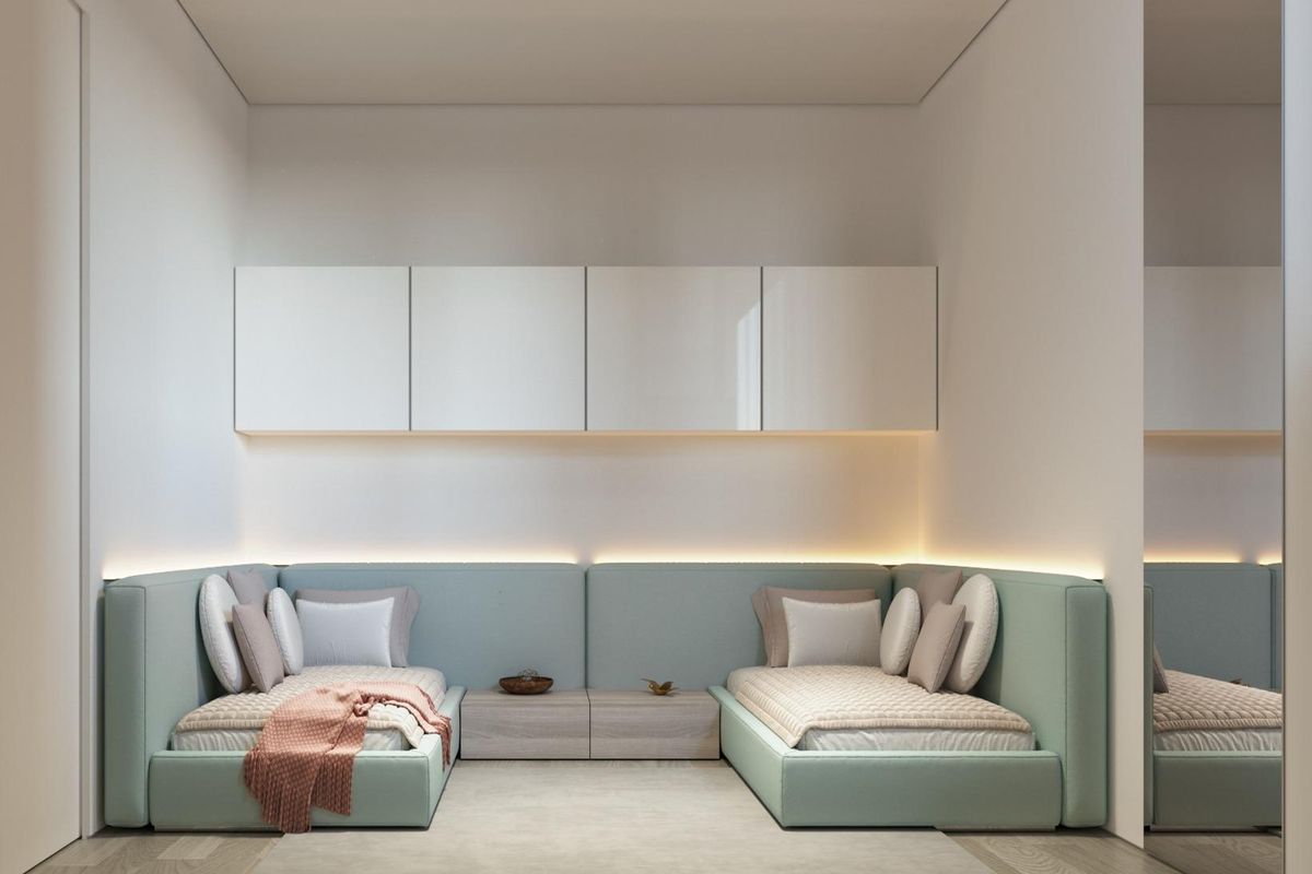 Uitnodigende zithoek met kussens in een appartement in Torrevieja, perfect voor gasten in een gezellige omgeving.