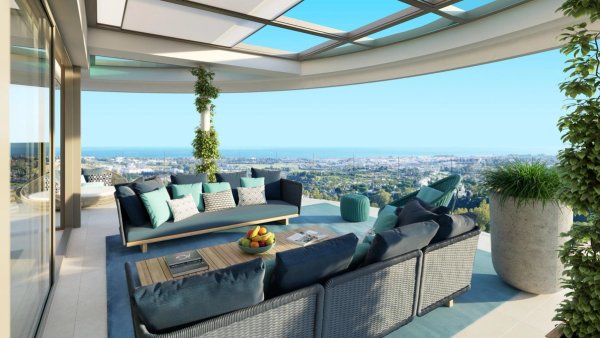 Penthouse terras met panoramisch uitzicht in Benahavís, met stijlvolle buitenzitplaatsen en groen.