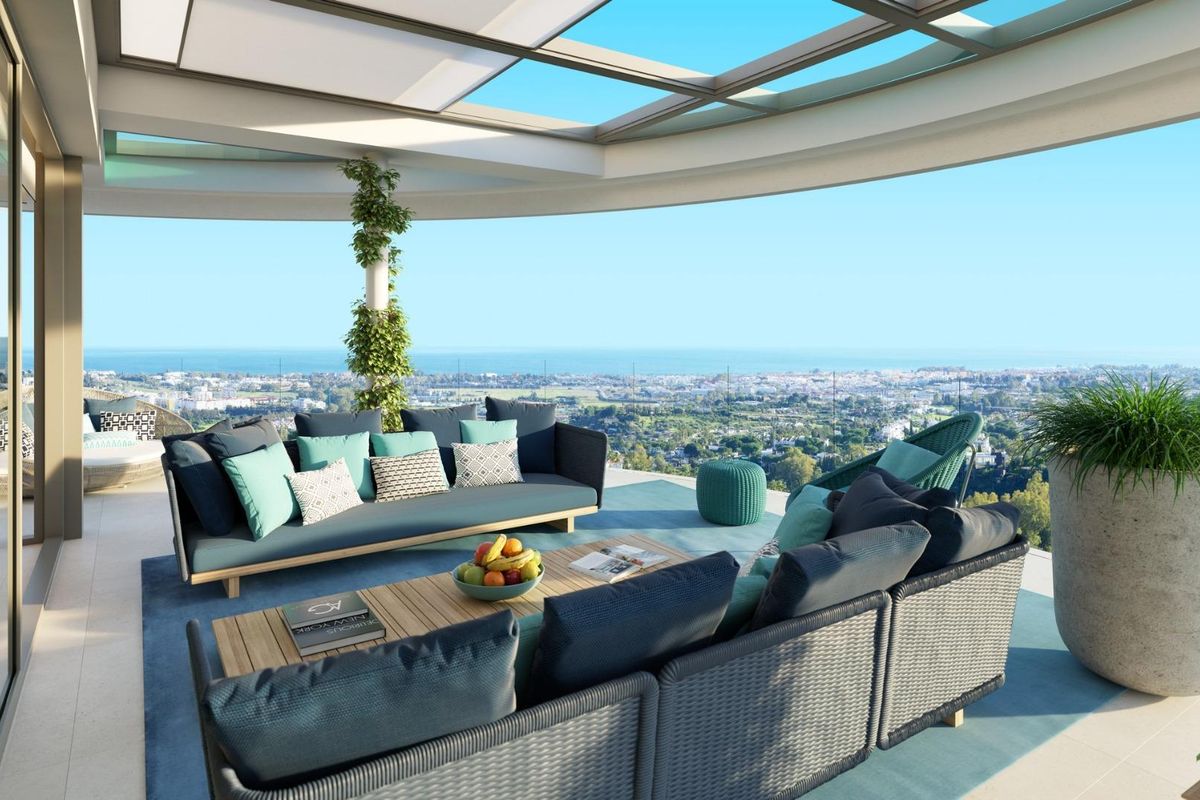 Penthouse terras met panoramisch uitzicht in Benahavís, met stijlvolle buitenzitplaatsen en groen.