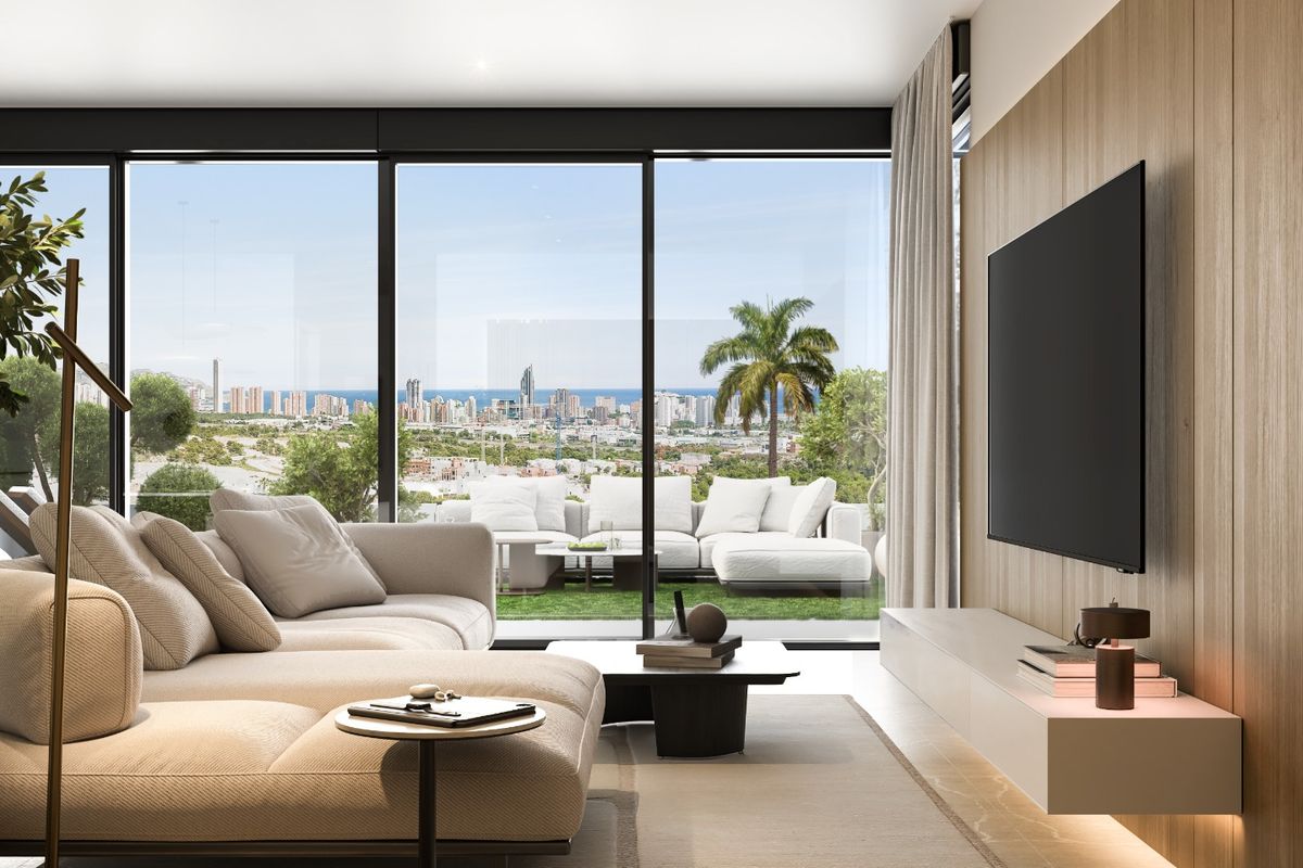 Gezellige woonkamer met panoramisch uitzicht op Finestrat, Spanje, met moderne meubels en inrichting.