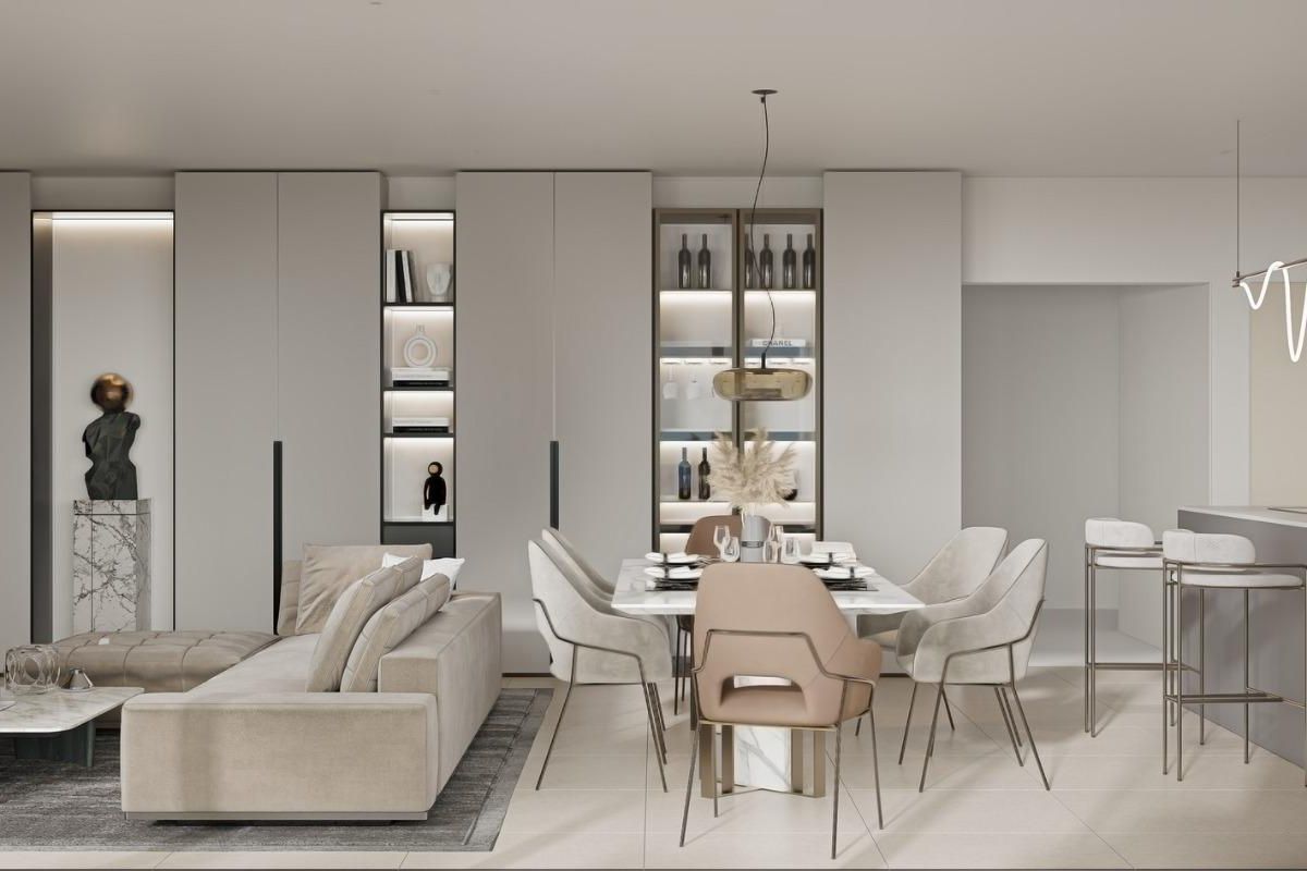 Chique woonruimte met elegante meubels en eetgedeelte in een appartement in Marbella.